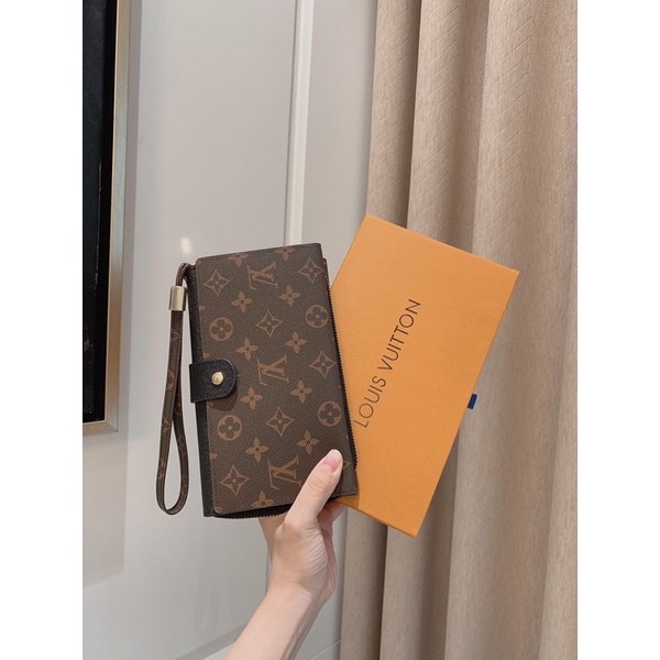 VÍ CLUTCH LV KHOÁ KÉO NHIỀU NGĂN CÓ DÂY ĐEO TAY FULLBOX
