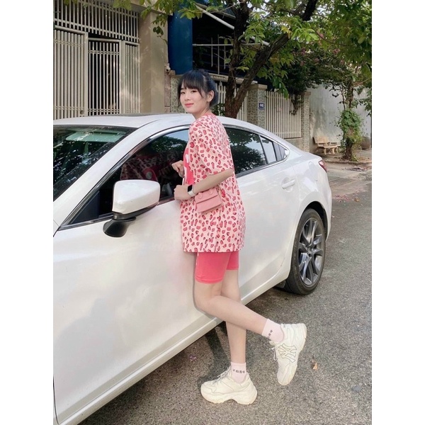 Set này ở ngoài màu ngọt xỉuuu hihii mn mua mặc đi chơi loanh qanh cho cưng nha