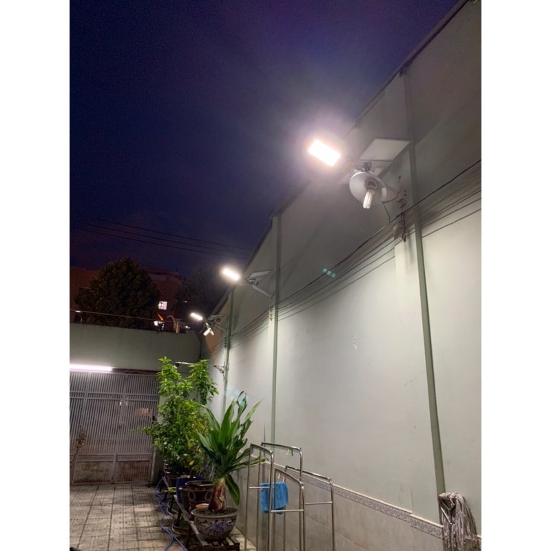 Đèn năng lượng mặt trời 300W chuyên đèn đường chiếu sáng, sân vườn dung lượng pin 48.000Mah sáng liên tục 15 tiếng