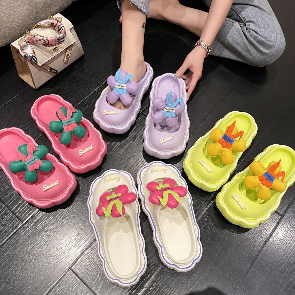 Dép Sandal Đế Xuồng Dày Đục Lỗ Đính Hoa Hoạt Hình Dễ Thương Thời Trang