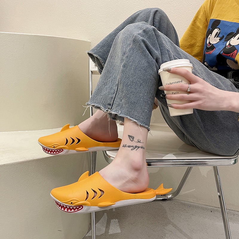 Dép đi trong nhà hình cá mập sáng tạo cho cả gia đình