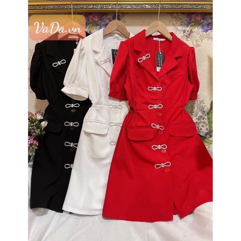 Đầm cổ vest cài nút trang trí nơ đính đá phong cách hiện đại