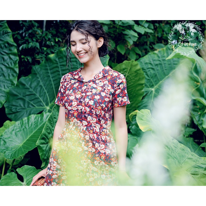 Váy hoa đỏ 2 ve thắt eo dáng xoè Lá in Hoa