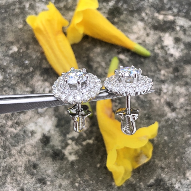 Bông tai Moissanite: Viên chủ Moissanite 5,4ly, viên tấm Moissanite; Bạc mạ bạch kim