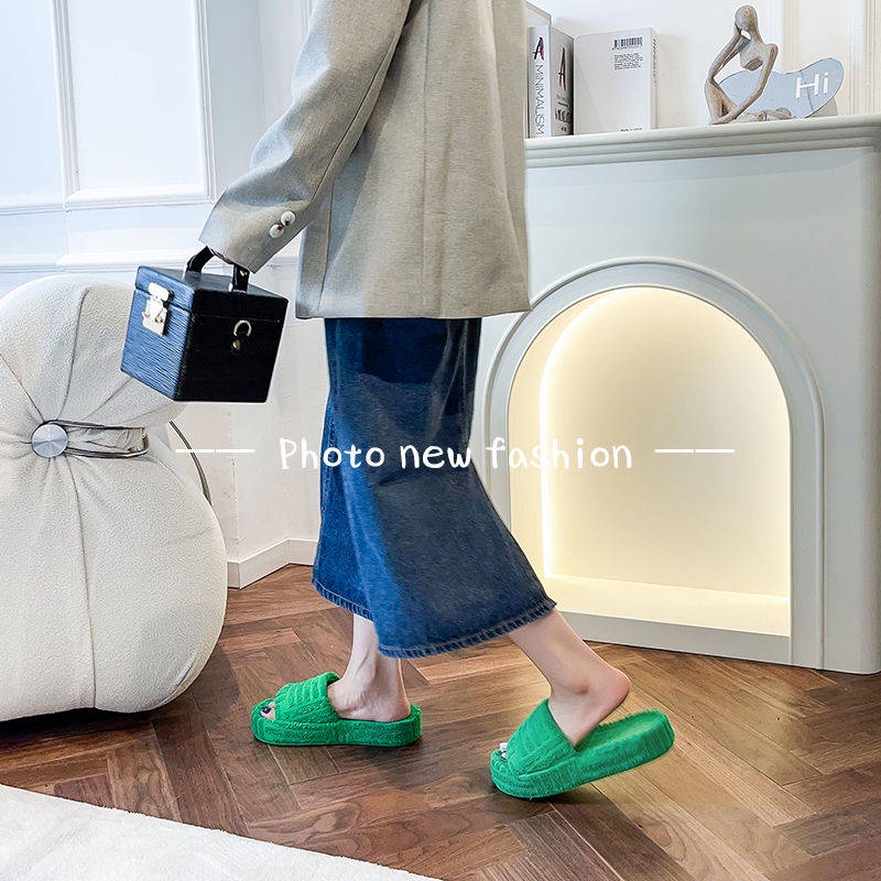 Dép màu xanh lá cây hợp thời trang Dép Quai Ngang Đế Dày Phối Lông Màu Xanh Lá Phong Cách Mới