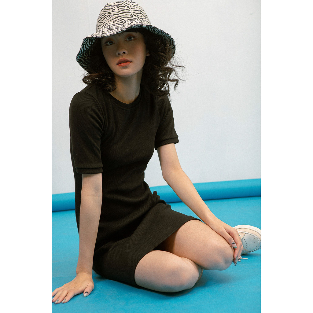 Đầm ngắn trên gối tay ngắn vải thun co giãn màu đen | BigBuy360 - bigbuy360.vn