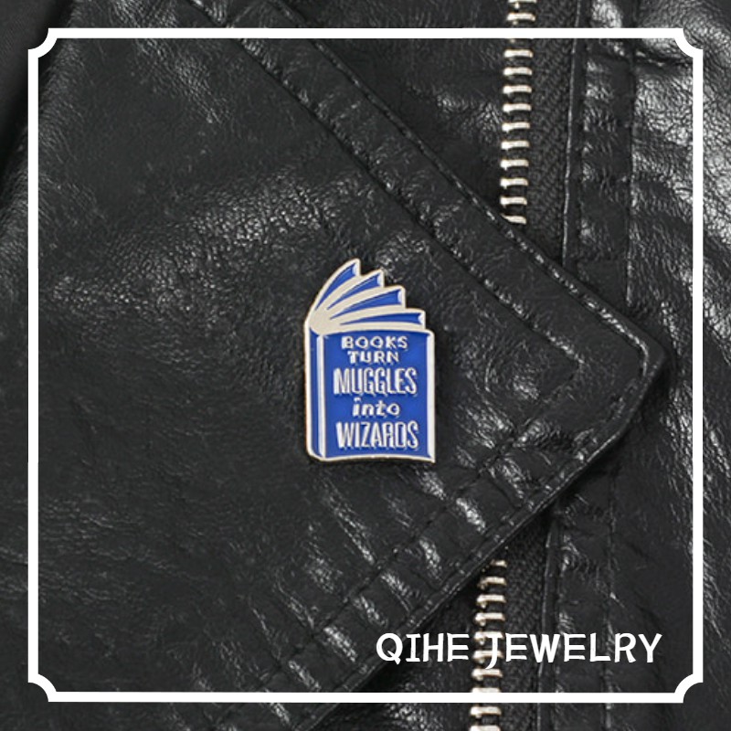 Ghim cài áo QIHE JEWELRY Họa Tiết Quyển Sách Ma Thuật