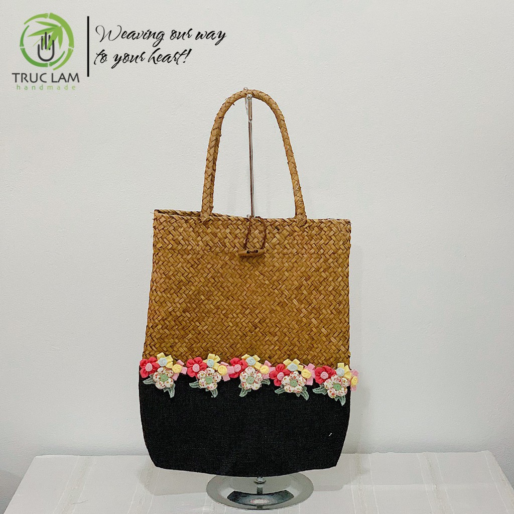 Túi Tre Đeo Vai Nữ Dáng Dài Bện Thủ Công Gắn Hoa Phối Vải Gai – Trúc Lâm Handmade