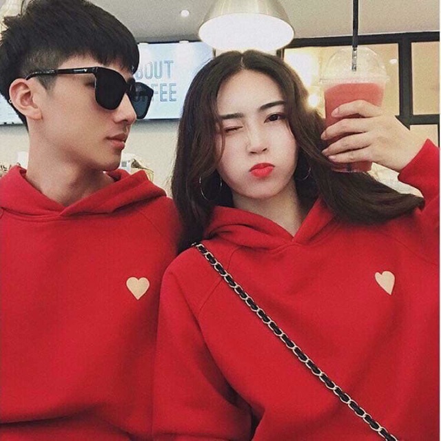 Áo hoodie đỏ tươi in trái tim