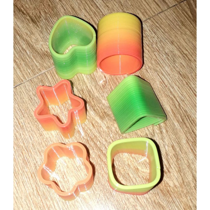 Một cái cầu vòng lò xo nhiều màu sắc loại 40mm bằng nhựa rất đẹp