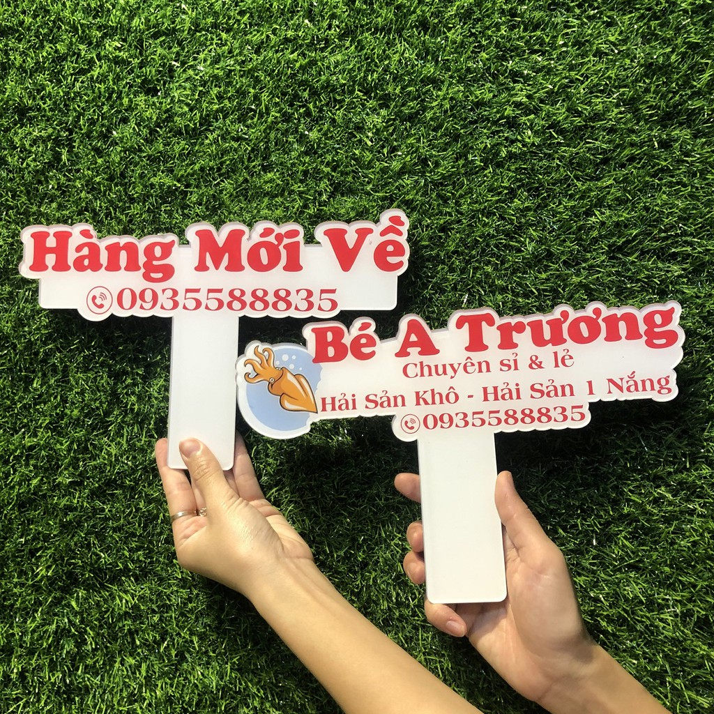 Bảng hiệu cầm tay mang tên shop của bạn