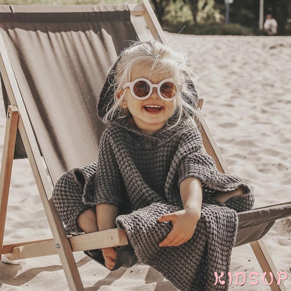 Kính mát gọng tròn dễ thương cho bé