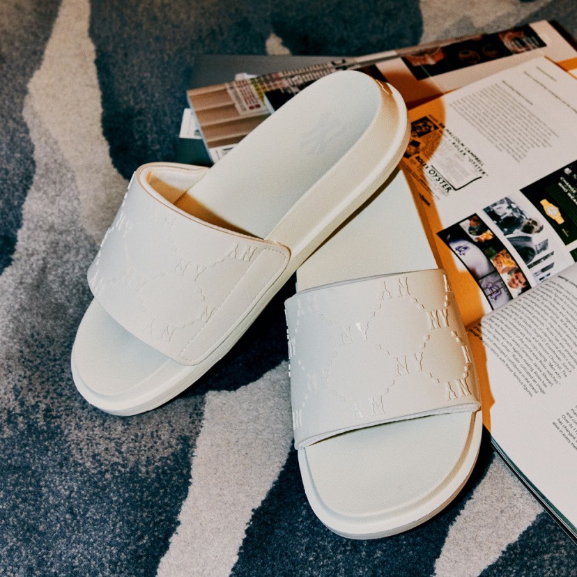 Dép MLB Chunky Mound Dia Monogram CHÍNH HÃNGMLB Mound Dia Monogram New York Yankees White Cream Slide - Simple Sneaker