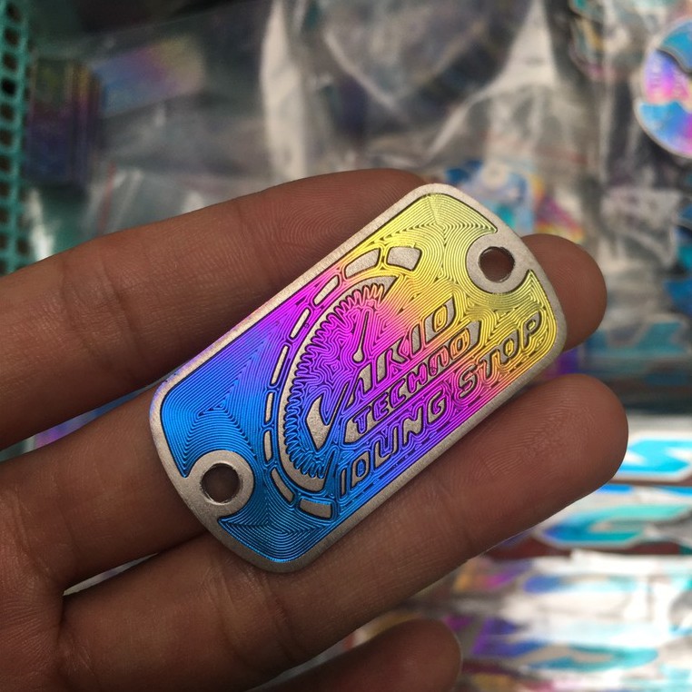 Dán nắp dầu titan Vario có sẵn keo dán 3M đỏ loại tốt chống bị bong tróc