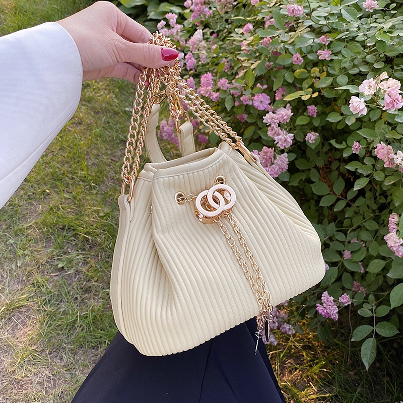 Túi đeo chéo nữ TCB637, mẫu siêu hot năm nay, thiết kế dạng túi rút xinh yêu