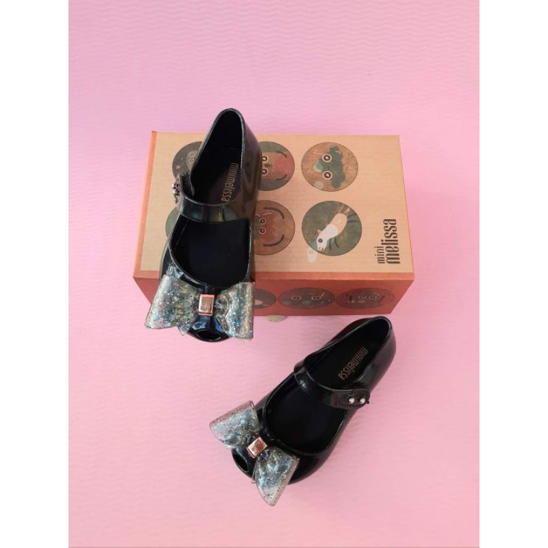 Giày xuất cho bé