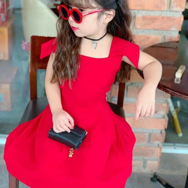 Váy đỏ bé gái