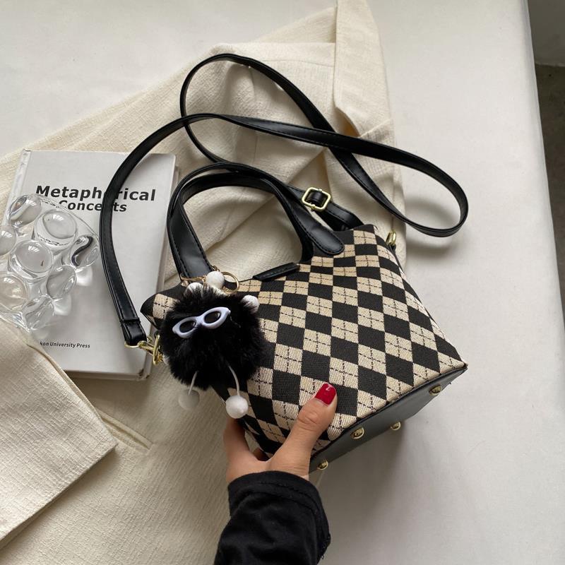 Túi đeo chéo IELGY kiểu dáng xô dễ phối đồ trẻ trung thời trang dành cho nữ