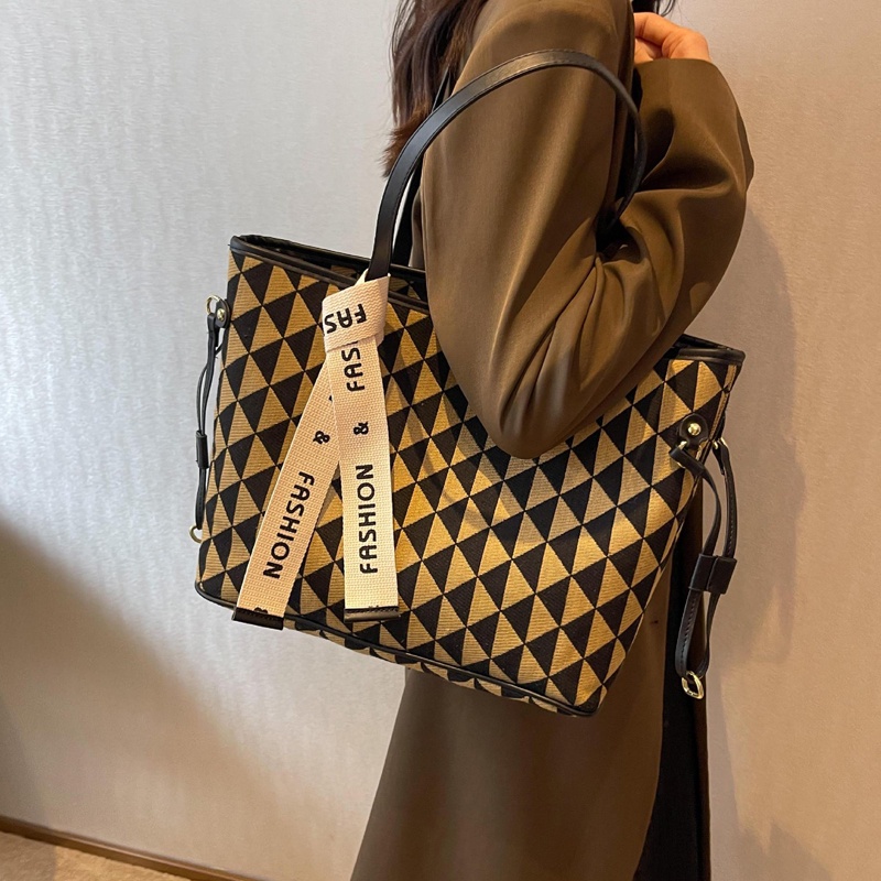 Túi tote IELGY đeo vai phong cách học sinh phổ biến dễ phối đồ cho nữ