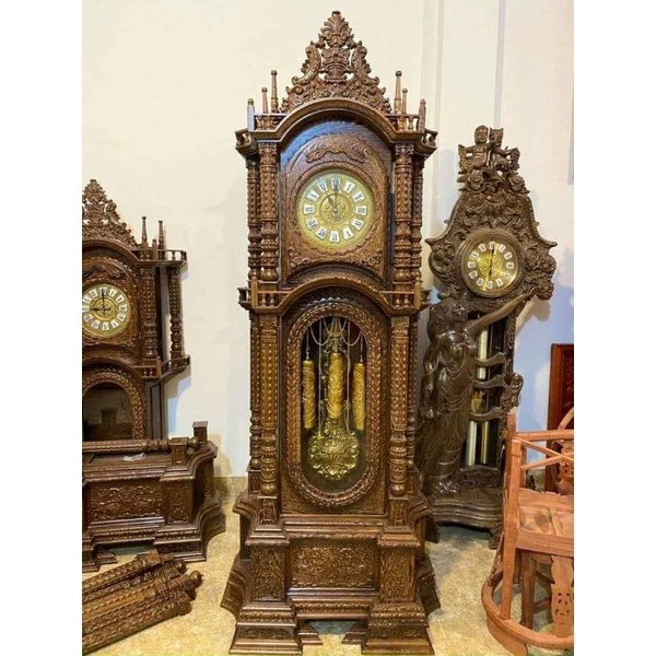 Đồng hồ gỗ mun đuôi công kích thước cao 2m 30 ngang 90 sâu 45 gỗ mun đuôi công.