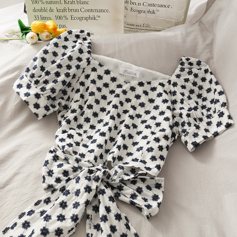 Áo kiểu IELGY tay phồng cổ chữ V in hình hoa cúc dễ thương