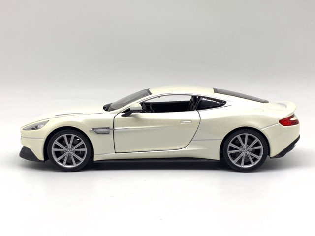 Xe Mô Hình Aston Martin Vanquish 1:24 Welly ( Trắng ngà )