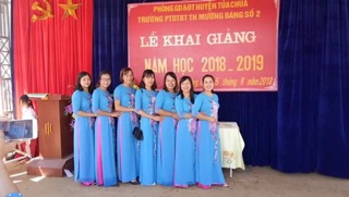 Áo dài thêu thủ công