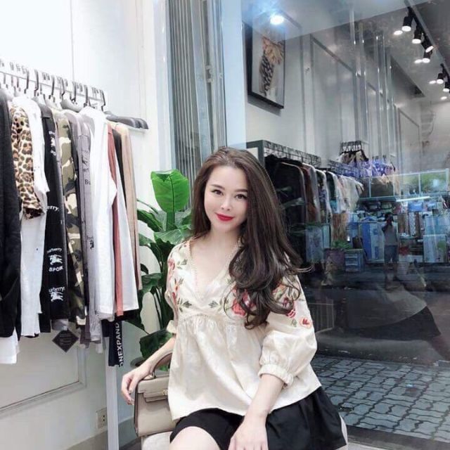 /-rose /-rose /-rose Áo thêu đẳng cấp màu be cực tây nhen nàng. Diện thu đẹp hết sẩy ạ. Hàng tqxk nên thêu sắc nét nhé.