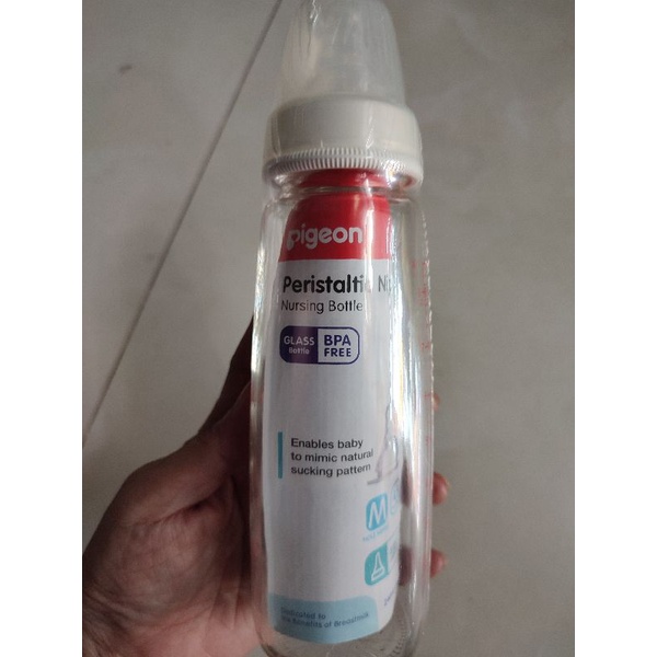Bình sữa thủy tinh Pigeon cổ hẹp 240ml (tặng thêm 1 núm Pigeon cùng loại với bình).