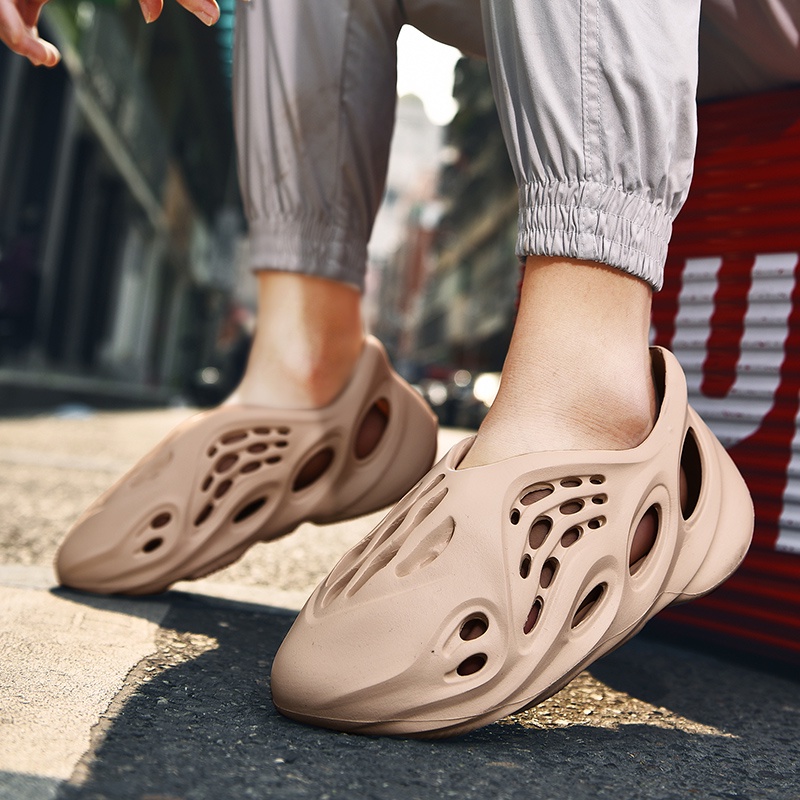 Giày Xăng Đan Thiết Kế Đục Lỗ Size 35-47 Phong Cách Kanye Chống Trượt Thời Trang Đi Biển Cho Nam Và Nữ