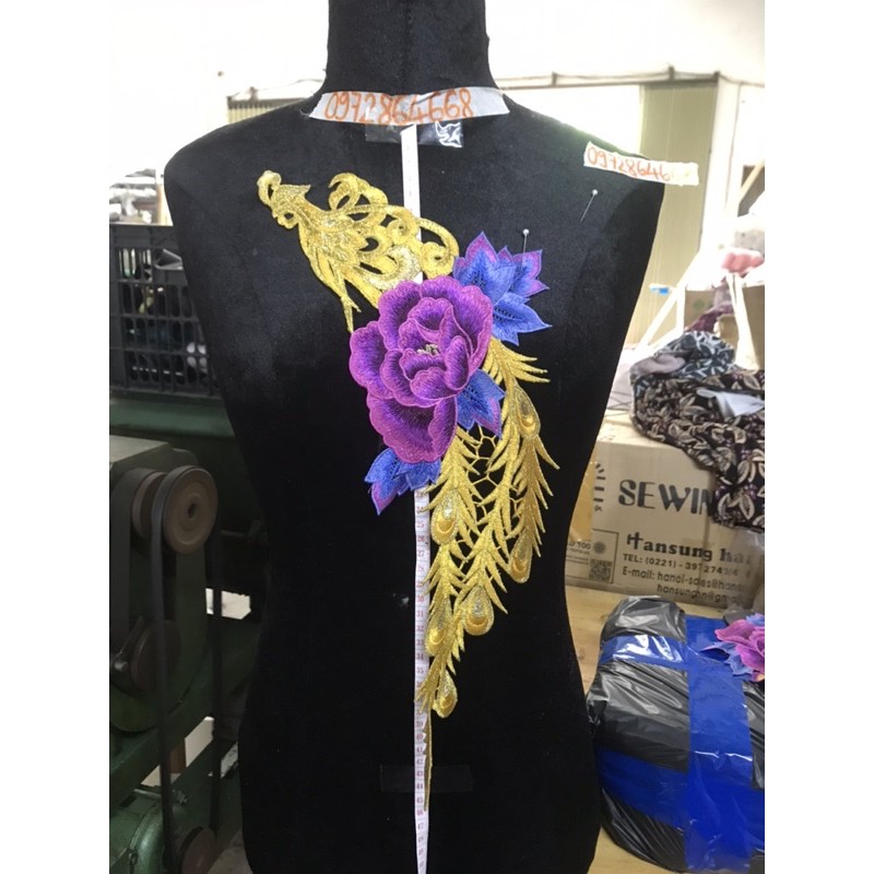 Cặp Hoa và công thêu