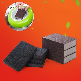 Miếng xốp có giấy nhám dùng để chà các vết bẩn cứng đầu tiện dụng