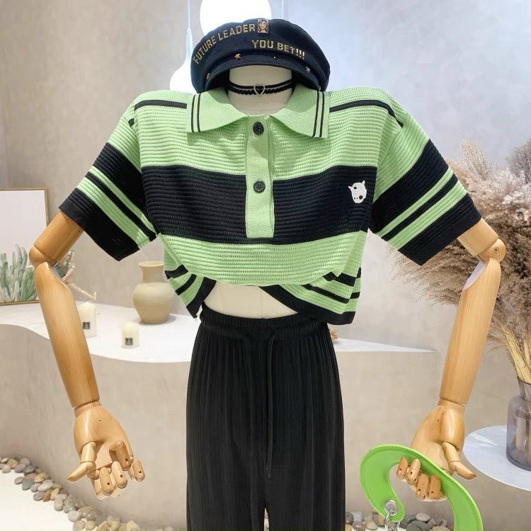 Áo len croptop kẻ ngang cổ bẻ logo form rộng