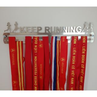 Giá treo huy chương chạy bộ và các môm thể thao dài 60cm,  thiết kế theo yêu cầu,  keep running, sang trọng