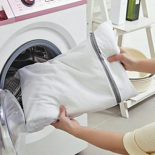Túi giặt có khóa kéo bảo vệ quần áo trong máy giặt .