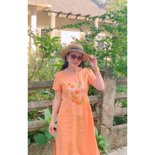 Đầm Linen suông thêu hoa trẻ trung