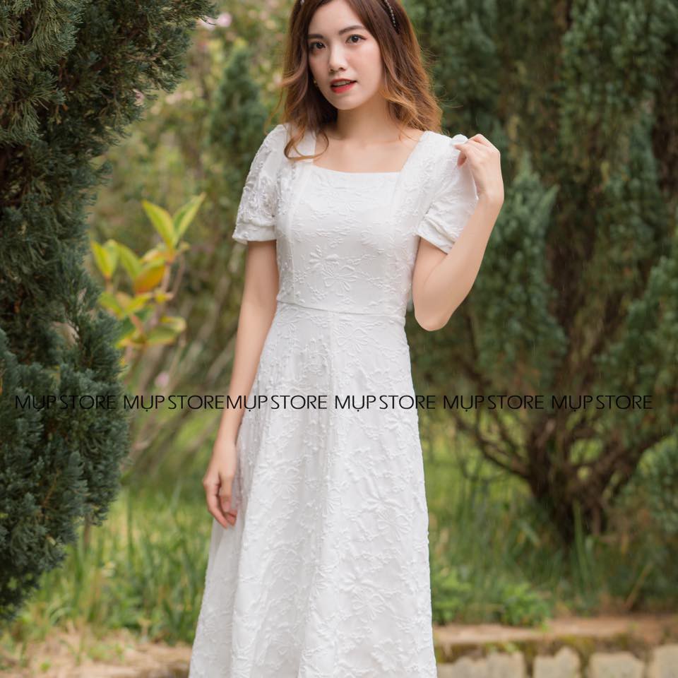 Đầm trắng cổ u dáng xòe dài hoa nổi