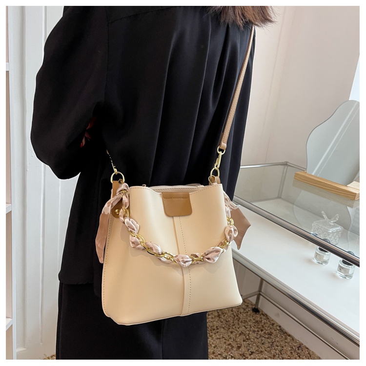 IELGY Túi Đeo Chéo Dáng Xô Phối Dây Xích Thời Trang Cho Nữ