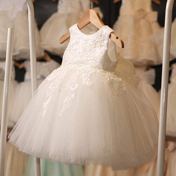 Váy đầm công chúa màu trắng, siêu dễ thương