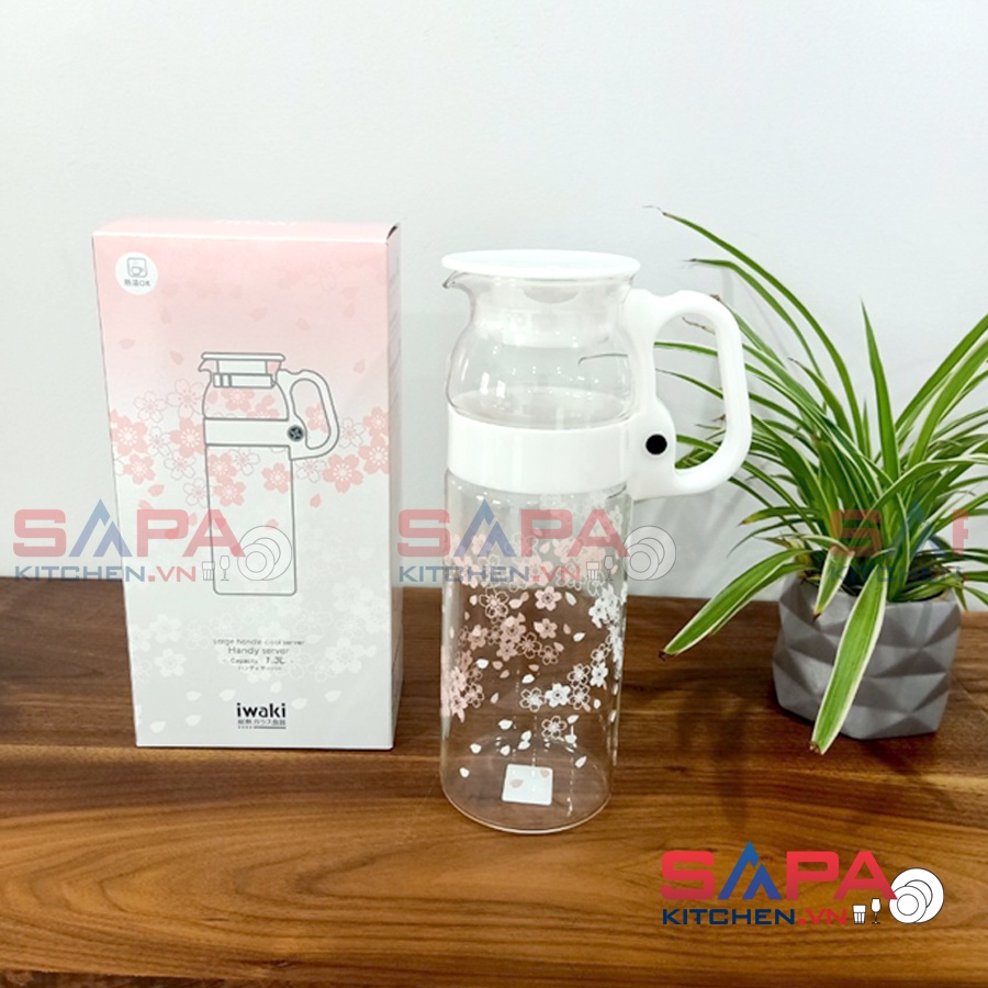 Bình nước thủy tinh Iwaki 1.3L có tay Sakura