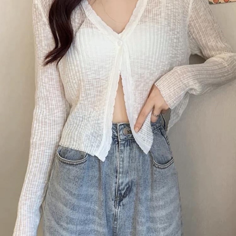 Khoác len giấy mỏng dáng lửng cài cúc.