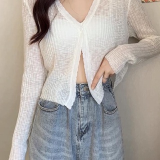 Khoác len giấy mỏng dáng lửng cài cúc.