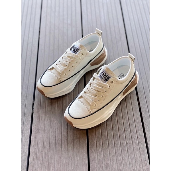 Giày thể thao đế nâu