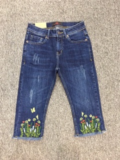 Quần jeans lững thêu hoa