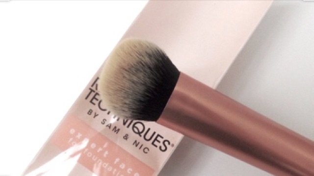 Cọ nền dupe Real Techniques Expert Face Brush bản 2019