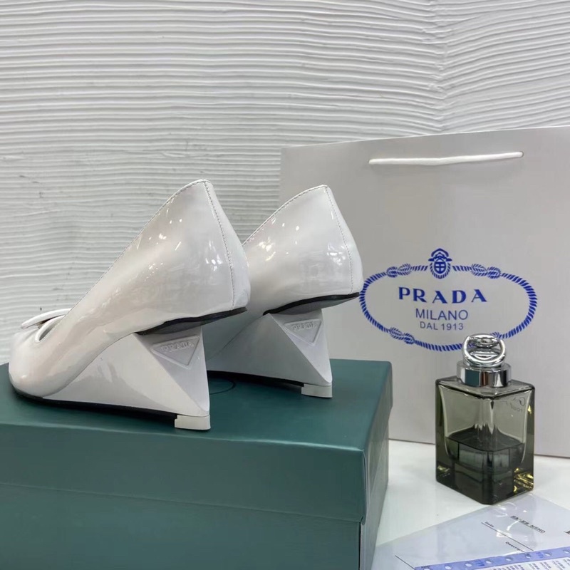 Giày cao gót mũi nhọn đế cách điệu mã mới 2022