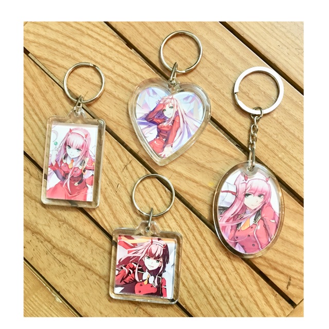 Móc khoá darling in the Franxx mica trong 2 mặt ảnh khác nhau