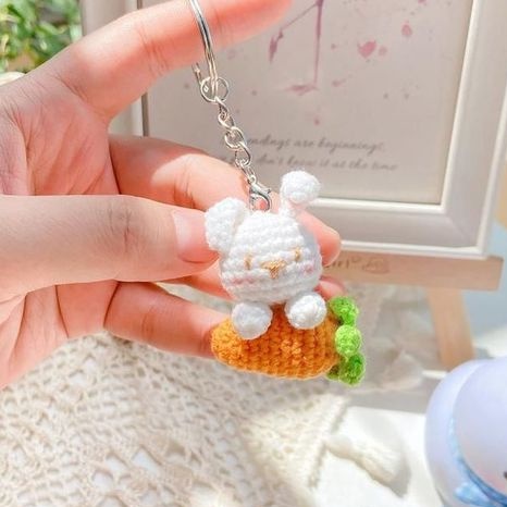 Móc khóa thỏ ôm cà rốt bằng len handmade