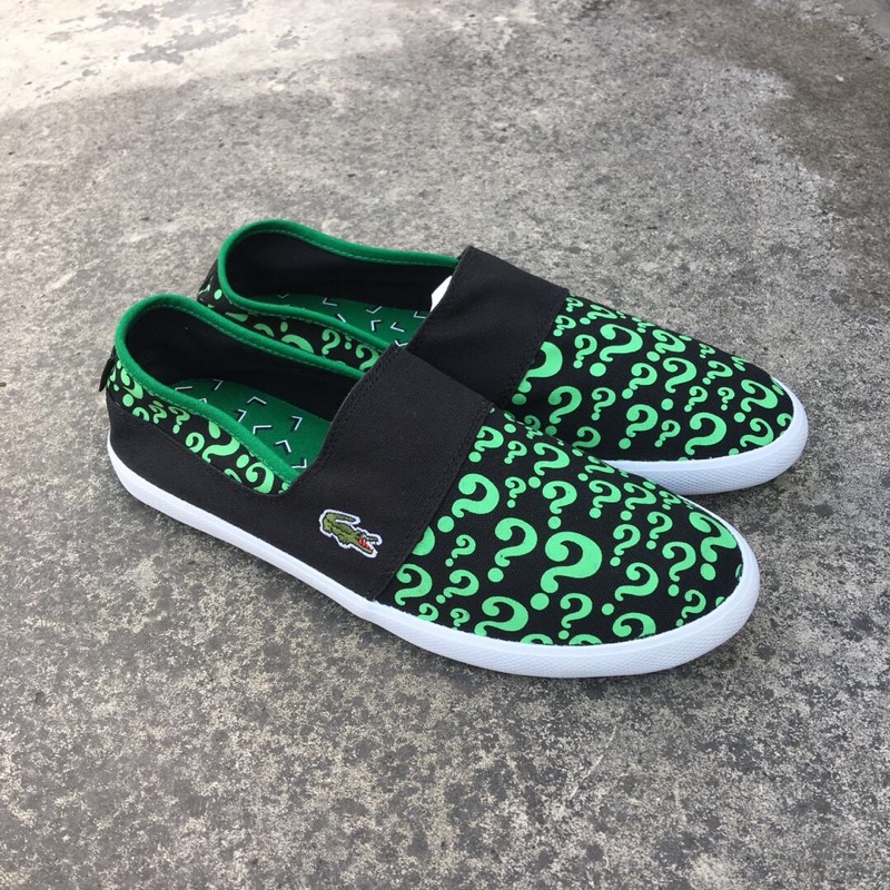 giày lười vải in hoạ tiết dấu hỏi chấm mũi bo tròn lacoste