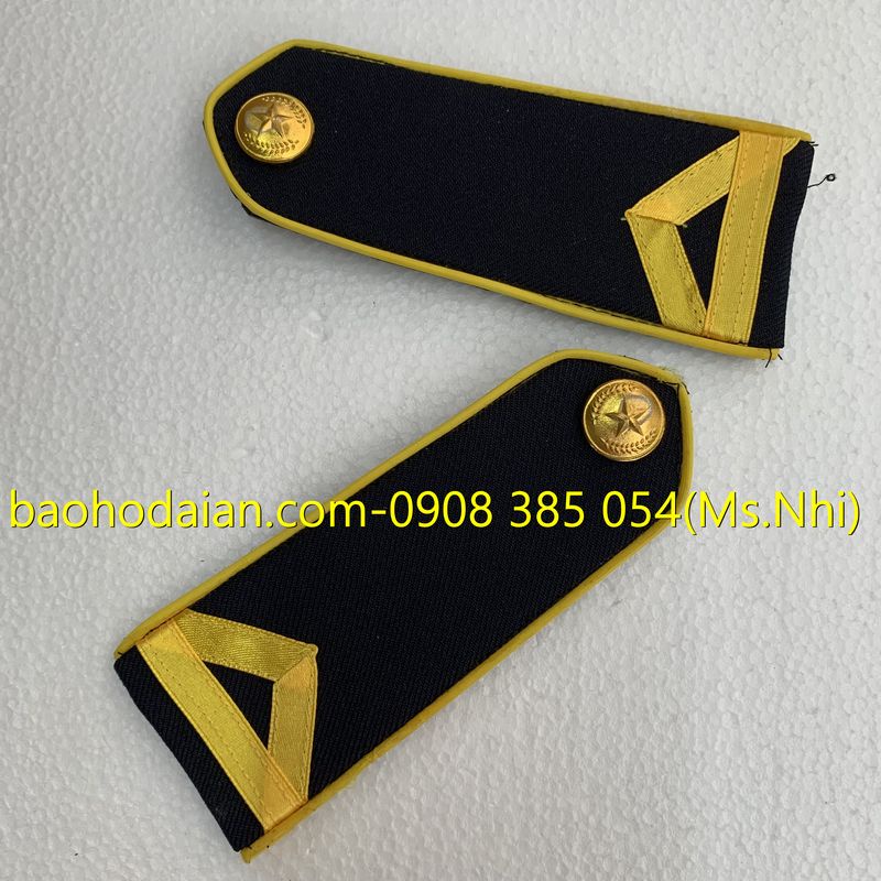 Cầu vai bảo vệ gạch ngang kèm gạch chữ V màu vàng, sao đồng cao cấp
